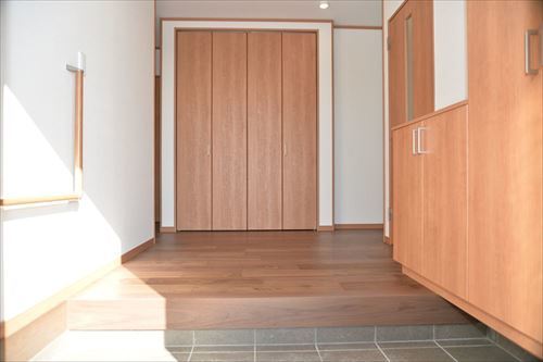 造作収納のある広い玄関ホール