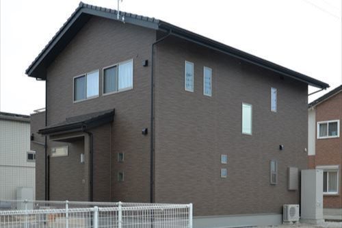 切妻屋根のシンプルな外観