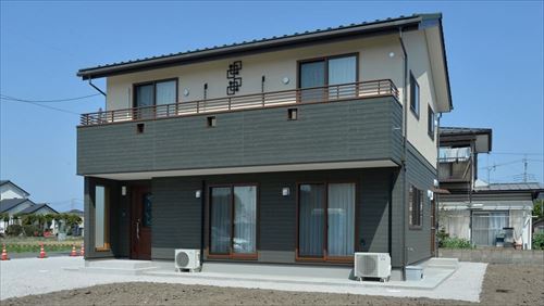 大きなバルコニーのある外観