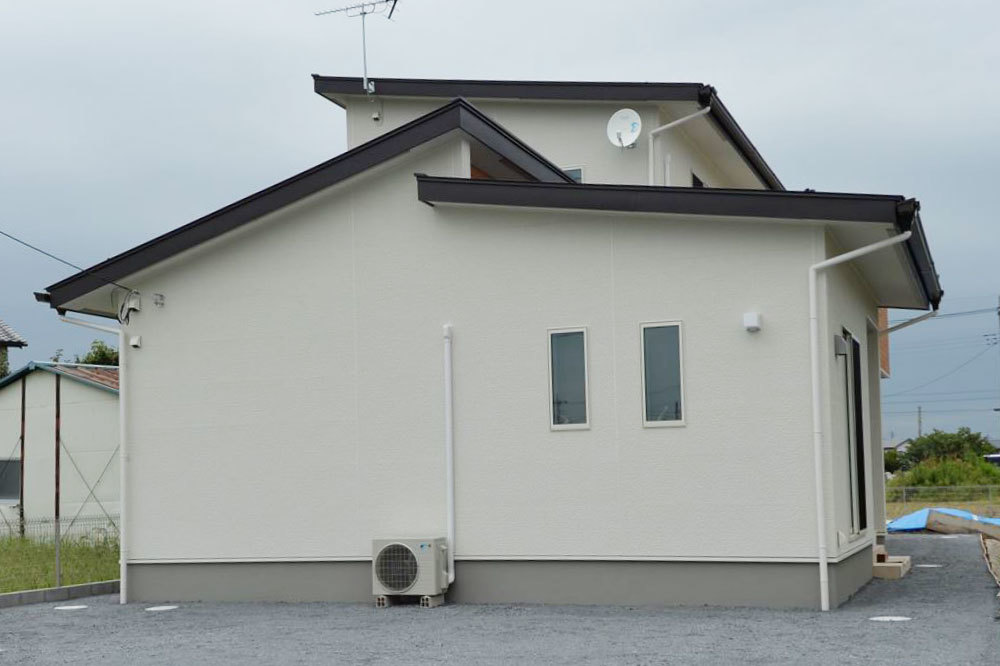 真っ白でシンプルな外観